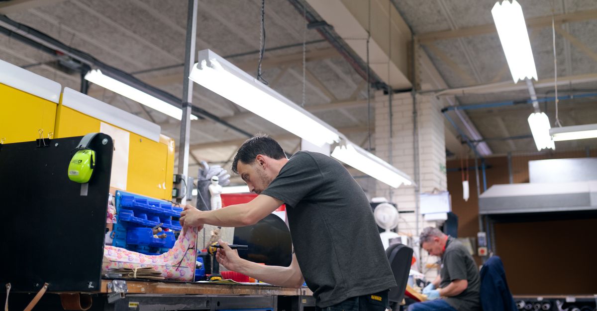 Čerstvě přečalouněná pohovka v moderním interiéru